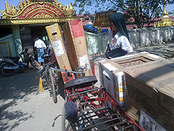 Dezember 2013 – Der von DHL gesponserte Hilfstransport erreicht Yangon